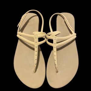 Reef Escape Lux T Stud Beige Woman’s Size 8 Strappy Beach Sandals Like New